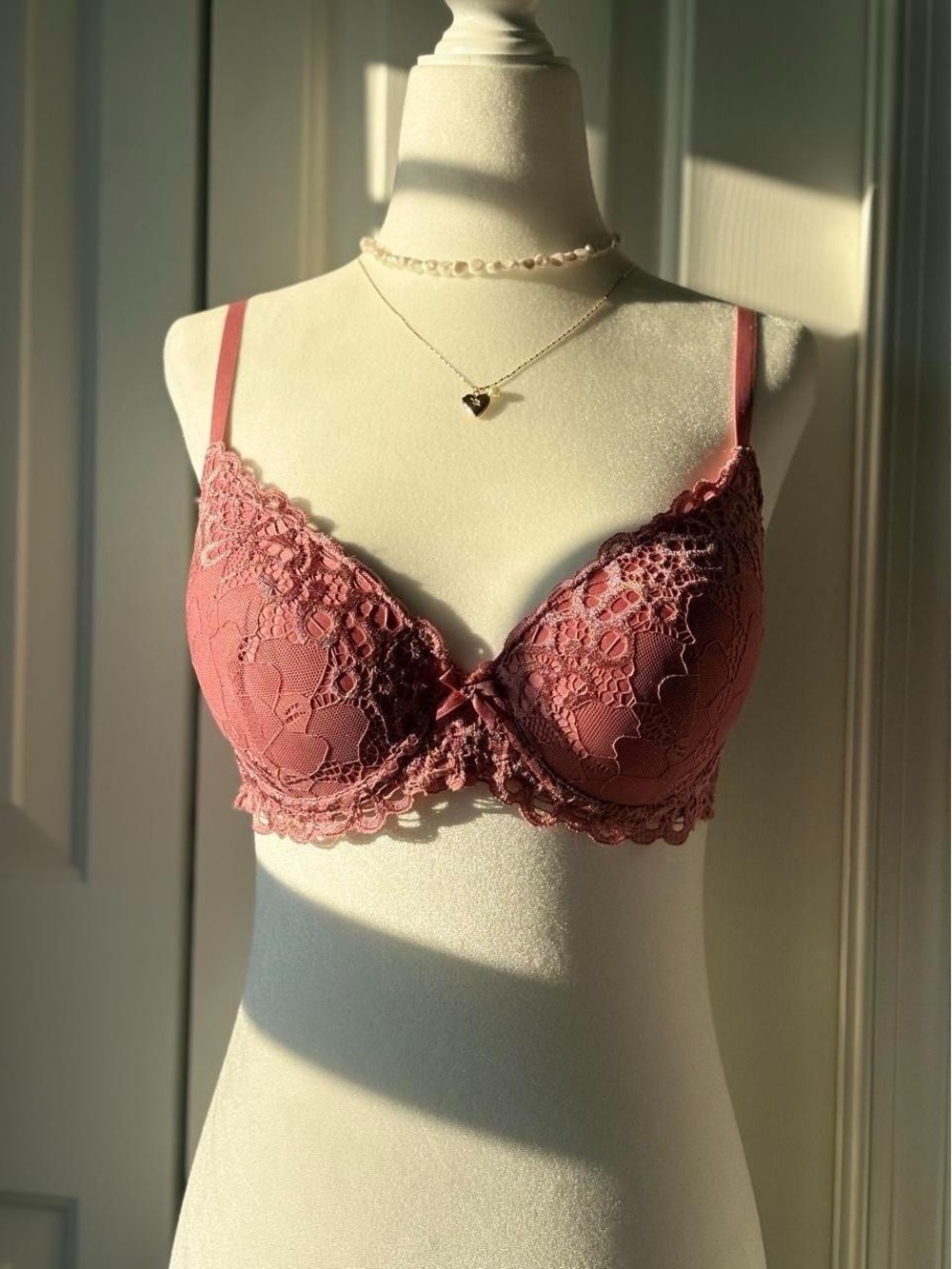 Unworn Marilyn Monroe Lace Underwire Bra in Dusty Rose